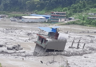 मेलम्ची बाढीको तीन वर्षः विस्थापितलाई अस्थायी टहरामै बस्नुपर्ने बाध्यता